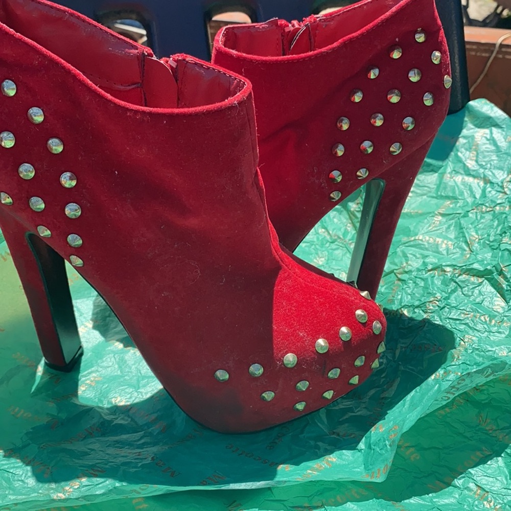 Heels - Picture 2 of 2